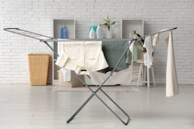 Çamaşır odasında temiz elbiseli kurutucu.