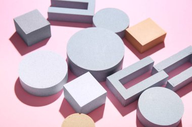 Pembe arka planda farklı yapı taşlarına sahip kompozisyon