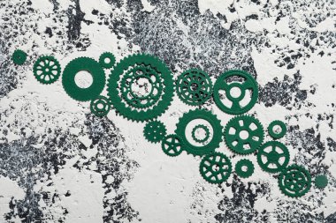 Grunge arka planında yeşil kağıt dişlileri