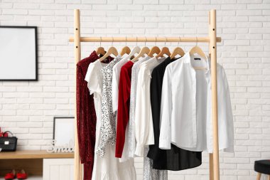 Askısı olan modern şık soyunma odası.