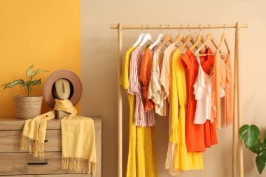 Turuncu elbiseli modern soyunma odasının şık bir iç mekanı.