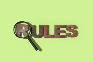 Yeşil arkaplanda büyüteçle sözcük kuralları