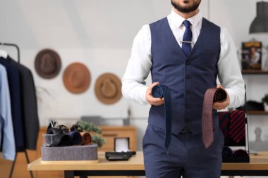 Butikte şık kravatlı bir adam.