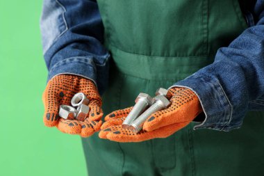 Yeşil arka planda cıvata ve fındıklı tamirci