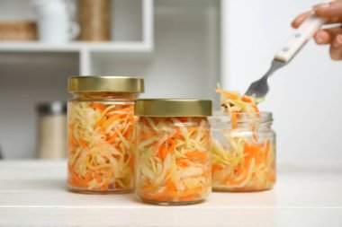 Mutfaktaki masada kadın eli ve lahana turşusu var. Yakın çekim.