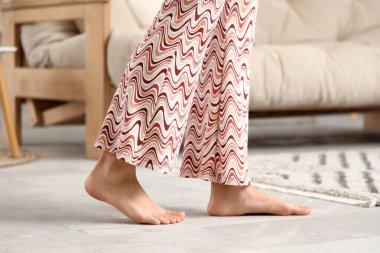 Çıplak ayaklı kadın pantolonu ve evde ısıtma sistemi var.