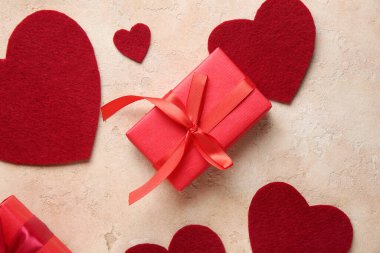 Bej rengi grunge arka planda kalp şeklinde dekoru olan hediye kutuları. Sevgililer Günü kutlaması