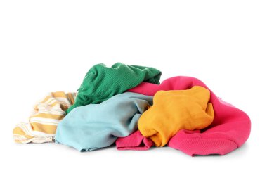 Beyaz arka plan üzerinde kirli çamaşır yığını