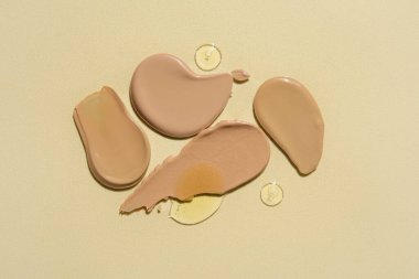 Renk arkaplanındaki kozmetik ürünleri örnekleriyle bileşim