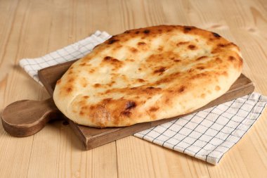 Ahşap arka planda lezzetli lavları olan tahta.