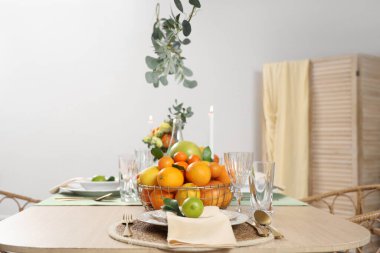 Odadaki güzel servis masasında turunçgil meyveli sepet. Yakın çekim.