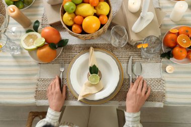 Servis masasındaki genç bayan yemek için hazırlandı. Yakın çekim.