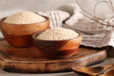 Masanın üzerinde Psyllium kabuğu tozu olan kaseler.