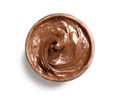 Beyaz arka plana yayılmış bir kase çikolata.