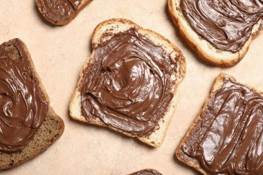 Bej arka planda tatlı çikolatalı tostlar