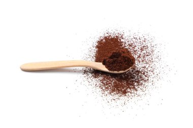 Tahta kaşık, beyaz arka planda kahve tozu.