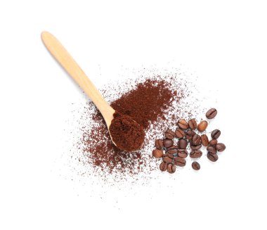 Kahveli ahşap kaşık ve beyaz arka planda fasulye.