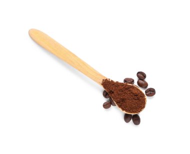 Kahveli ahşap kaşık ve beyaz arka planda fasulye.