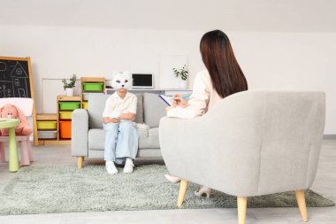 Kuadrober kız ofiste psikologu ziyaret ediyor.