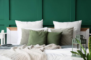 Yeşil duvarlı şık bir yatak odası.