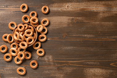 Ahşap arka planda bir kase simit.