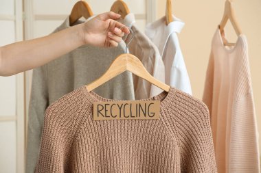 Geri dönüşüm için doğal kıyafetleri olan bir kadın.