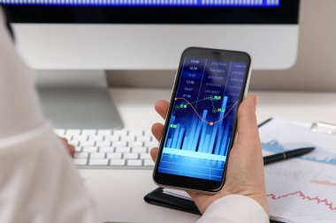 Ofiste cep telefonuyla çalışan kadın tüccar, yakın plan.