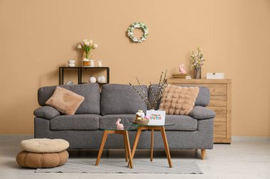 Paskalya için dekore edilmiş oturma odasının içi kanepe ve masalarla dolu.