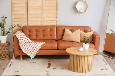 Konforlu kanepesi ve kahve masası olan modern bir oturma odası.