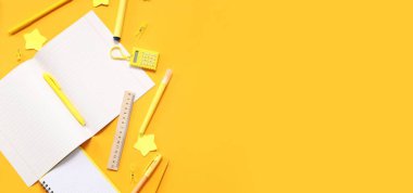 Boş defter ve sarı arkaplanda metin için boşluk olan farklı sayfalarName