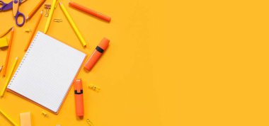 Boş defter ve sarı arkaplanda metin için boşluk olan farklı sayfalarName