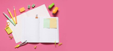 Boş not defterleri ve pembe arkaplan üzerindeki farklı sayfalarda metin için boşluk