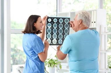 Doktorlar klinikte röntgen taramasını tartışıyor.