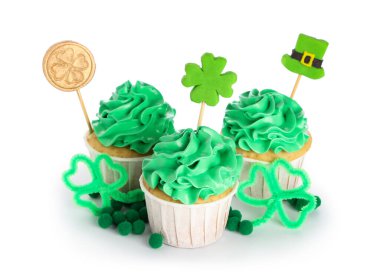 Beyaz arka planda Aziz Patrick Günü için dekorlu lezzetli yeşil kekler.