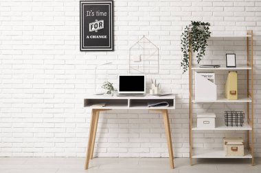 Çalışma yeri, dizüstü bilgisayarı ve lambası olan modern beyaz ofisin şık iç tasarımı