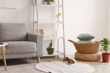 Modern oturma odasının içinde yumuşak terlikler.