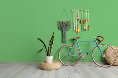 İçinde bisiklet ve duvar halısı olan bir oda.