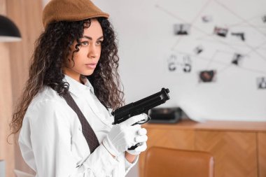 Ofisinde silahlı bir Afro-Amerikan casusu.