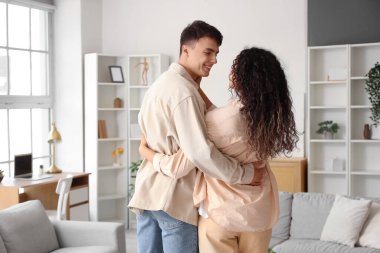 Evde sarılma aşık genç Çift