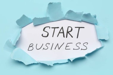 Mavi arkaplan üzerindeki yırtık kağıtlar ile görülebilen metni başlat. Üst görünüm