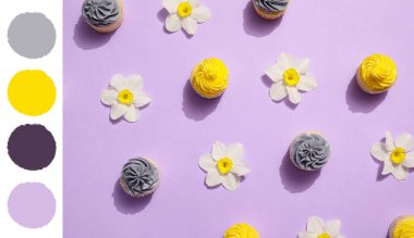 Leylak arka planında narsist çiçekleri olan lezzetli kekler. Farklı renk desenleri