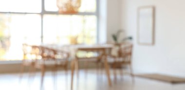 Yemek odasında mumlar olan güzel bir masa. Bulanık görünüm