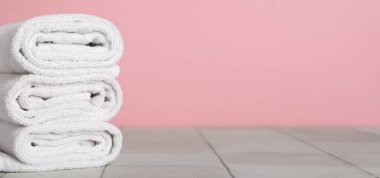 Masada pembe arkaplana karşı temiz havlu yığını ve metin için boşluk