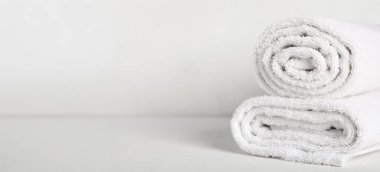 Beyaz arkaplanda temiz havlular ve metin için boşluk