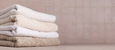 Masada bir sürü temiz havlu var. Tasarım için pankart