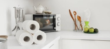 Mutfaktaki mutfak tezgahında çatal bıçaklı kağıt havlular, yakın plan.