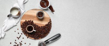 Beyaz arka planda portafinter, pudra, fasulye ve sütle bir fincan kahve.