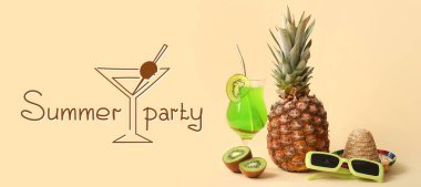Ananas, kivi, sombrero, güneş gözlüğü, kokteyl ve mesaj bej arka planda YAZ Partisi