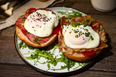 Ahşap arka planda lezzetli yumurtalı Benedict tabağı, yakın plan.