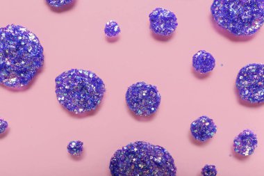 Pembe arka planda mor parıltı örnekleri